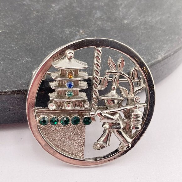 VINTAGE Silver tone metal and green rhinestone Asian scene brooch ~ c. 1950s pin - Picture 4 of 10